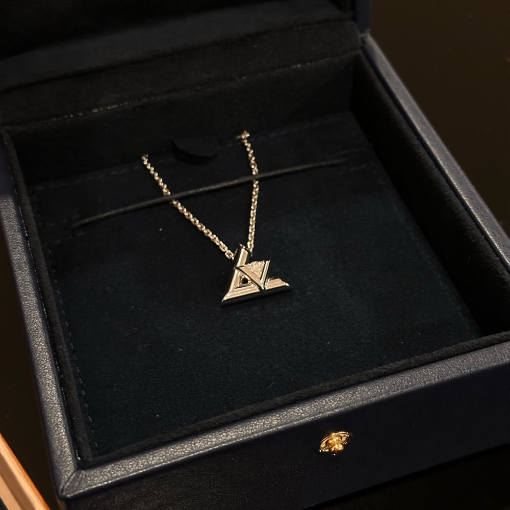 Louis Vuitton LV Volt One Small Pendant, White Gold And Diamond